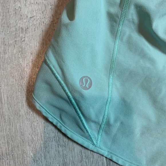 Lululemon Hotty Hot Shorts Toothpaste Size 6 Tall - Picture 3 of 6